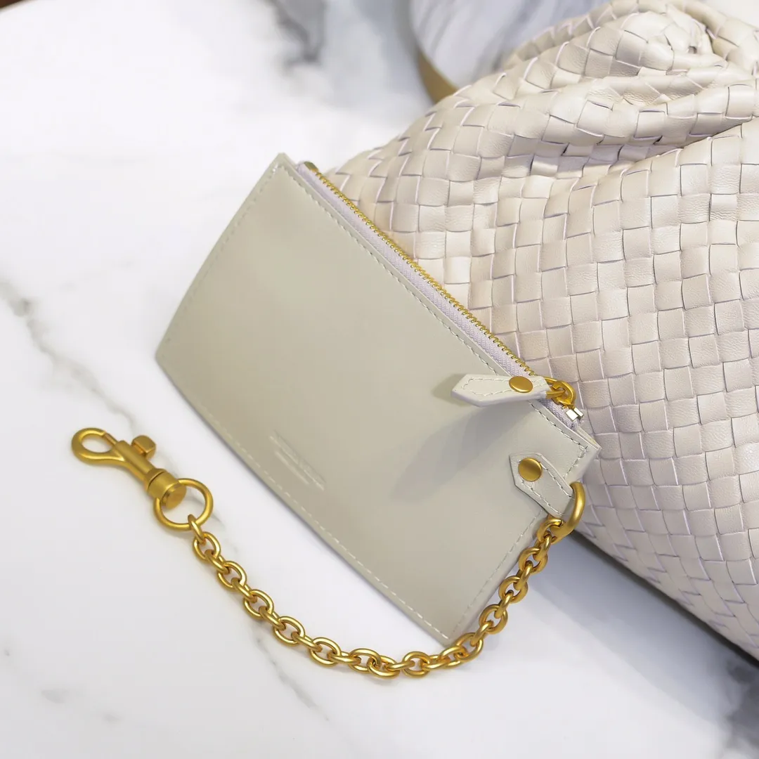 Real shot🔥🔥The counterattack of the popular Bottega Veneta started with this series of cloud bags, which went viral in the fashion circle and started a craze! Out of stock, out of stock, out of stock... One piece is hard to find, super hard to buy, regardless of age, season, or occasion. Very classy. Really, if you carry this on the road, it will turn heads! This is also the reason why this series is so expensive. Large size: 38*20*8.5cm [Big Cloud Weaving]